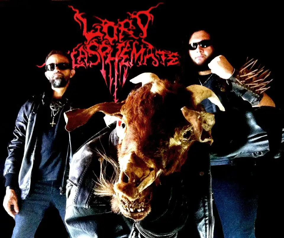 Membros da banda Lord Blasphemate posando com instrumentos em cenário sombrio, representando a essência do Black Metal.