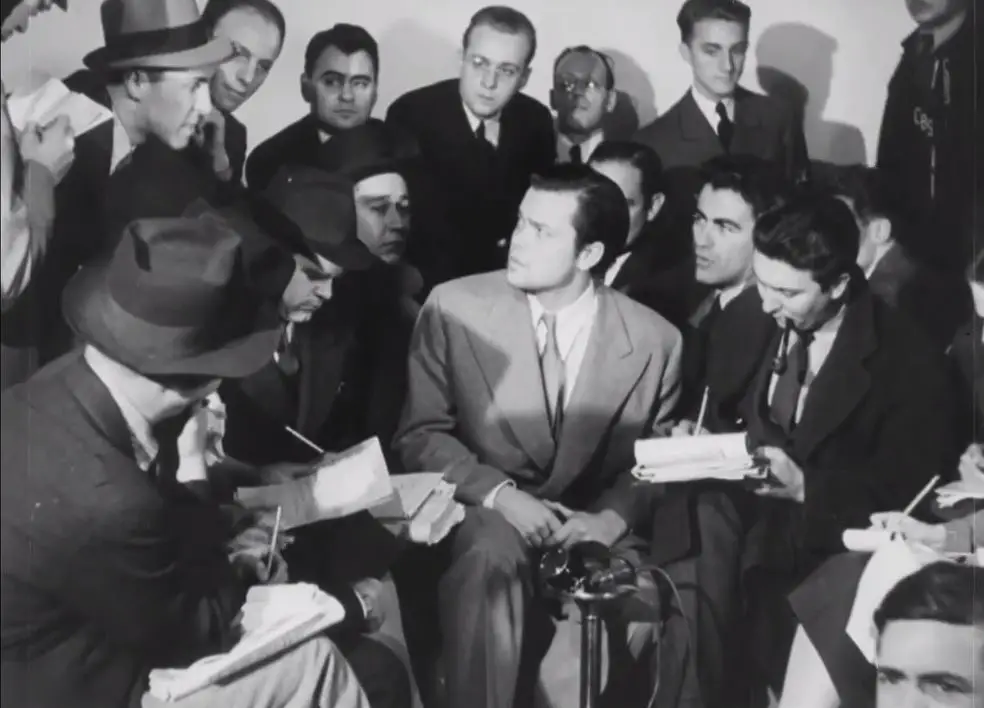 Orson Welles se explica à imprensa após sua transmissão do Helloween de 1938.