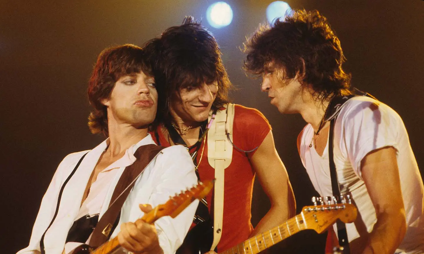 Rolling Stones em um show vibrante dos anos 70, com Mick Jagger e Keith Richards no palco.