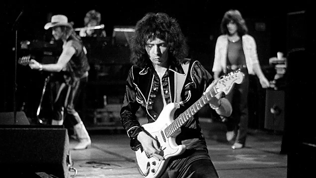 De "Stargazer" a "Man on the Silver Mountain", o Rainbow é uma lendária banda de heavy metal e hard rock britânica pelos clássicos que criou. Hoje escolhemos 5 discos essenciais da sua discografia em diferentes fases. O Rainbow é uma lendária banda de heavy rock britânica, um verdadeiro supergrupo formado pelo fundador e ex-guitarrista do Deep Purple, Ritchie Blackmore, em 1975, ao lado do icônico vocalista Ronnie James Dio.